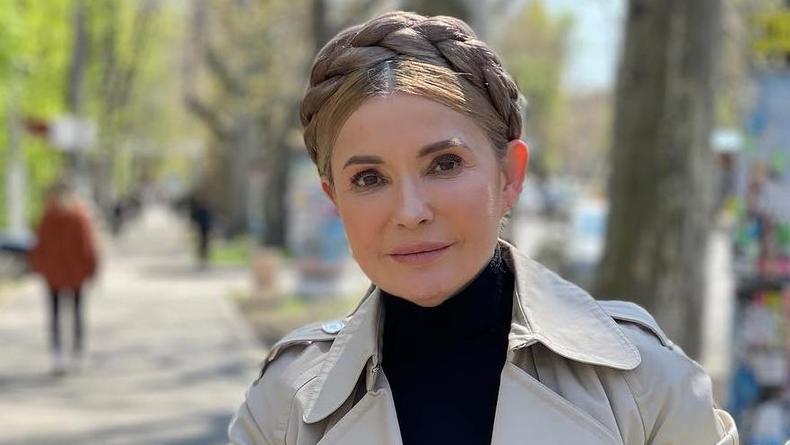 Тимошенко показала свою известную прическу на фоне родного Днепра