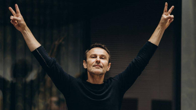 Вакарчук показал средний палец для РФ на концерте в Варшаве