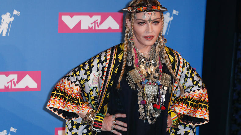 Мадонна оголила грудь и предложила "попить"