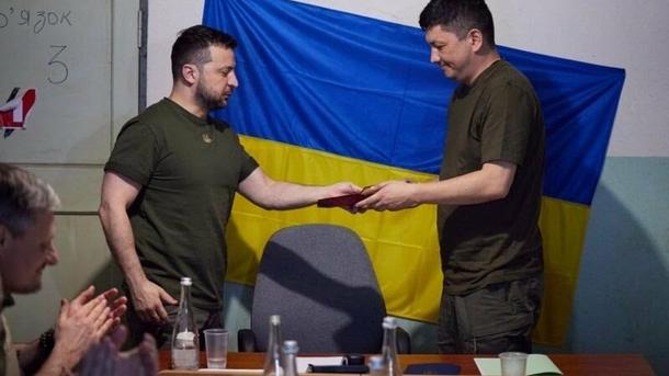 Зеленский наградил Виталия Кима во время визита в Николаев. Зеленский наградил Виталия Кима во время визита в Николаев.