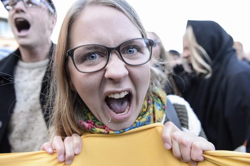 Члены неправительственной организации PUSH Sweden кричат в рамках "климатического крика" организации против глобального потепления возле конференц-центра Munchen Brewhouse в Стокгольме (Швеция) 27 сентября 2013 года Члены неправительственной организации PUSH Sweden кричат в рамках "климатического крика" организации против глобального потепления возле конференц-центра Munchen Brewhouse в Стокгольме (Швеция) 27 сентября 2013 года