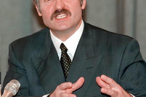 Александр Лукашенко (Дева по зодиаку) жестикулирует во время пресс-конференции в пресс-центре МИД России в Москве 22 января 1998 года. Он заявил, что западные страны раздражены российско-белорусской дружбой и попытаются предотвратить ее приближение, распространяя грязные слухи о Беларуси