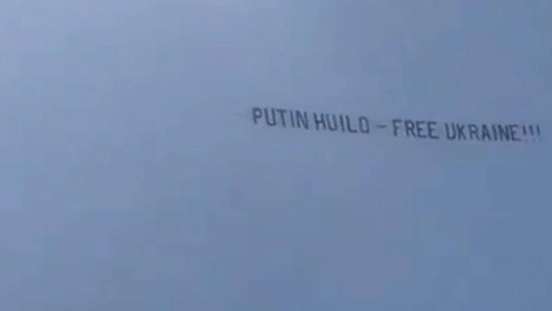 В Майами россияне радовались отдыху, пока в небе не увидели надпись "Путин - х**ло"