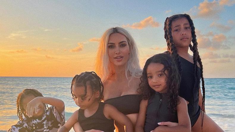 Ким Кардашьян показала пляжные развлечения со своими детьми