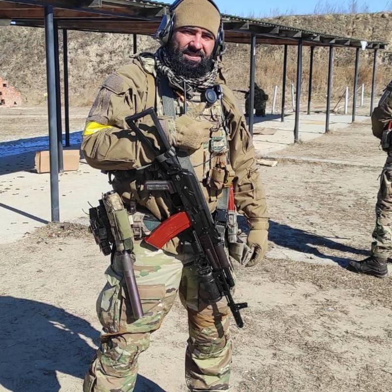 В мирное время трудился ведущим музыкального канала. В мирное время трудился ведущим музыкального канала.