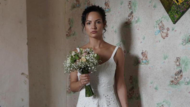 В сети показали невесту из Винницы, которая стоит посреди своего разбомбленного дома