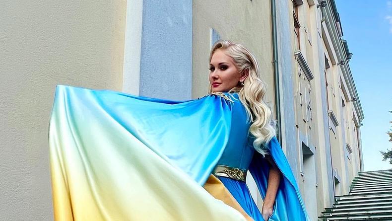 Бужинская покорила подписчиков платьем-флагом Украины