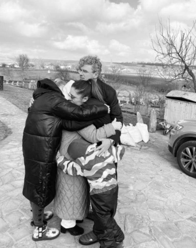 Прощання сім'ї перед від'їздом із України. Прощання сім'ї перед від'їздом із України.