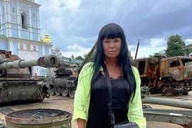 Ахат сфотографировалась на фоне разбитой российской техники в Киеве