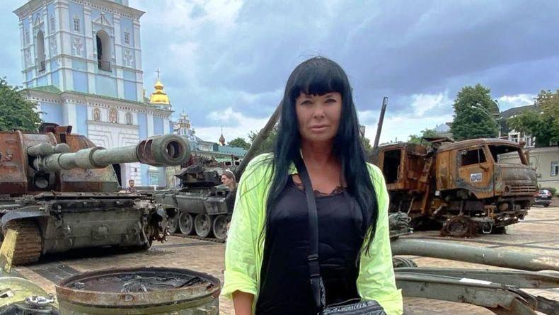 Ахат сфотографировалась на фоне разбитой российской техники в Киеве