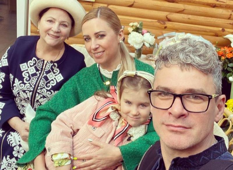 Арсен Мирзоян скучает за семьей. Арсен Мирзоян скучает за семьей.