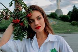 "Никуда не уехала": жена Комарова показала колоритные фото из Киева