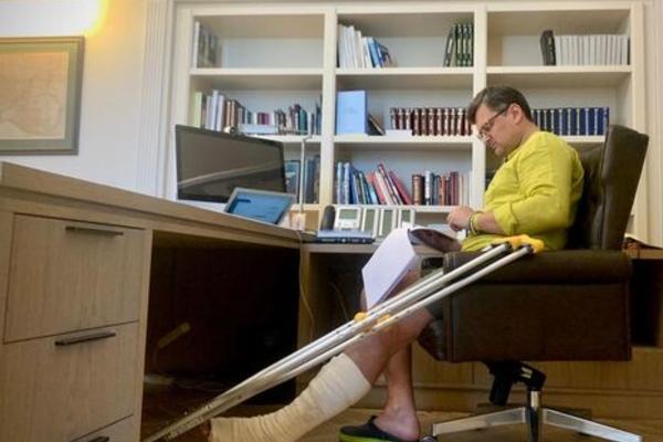 Дмитро Кулєба травмував ногу на баскетболі.