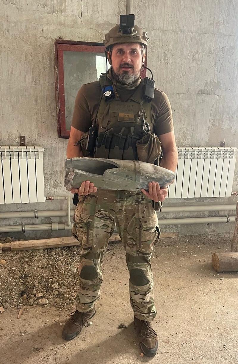 Олег Сенцов с российским "подарком". Олег Сенцов с российским "подарком".