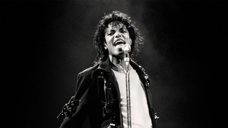 Титул поп-короля отдали другому певцу: реакция семьи Майкла Джексона