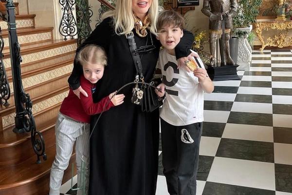 Алла Пугачева со своими детьми.