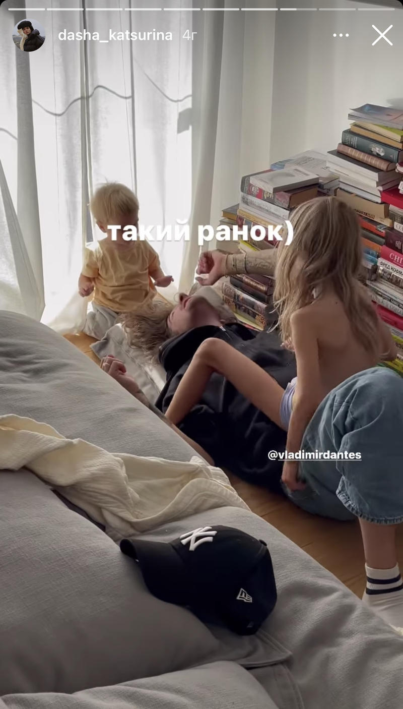 Пара весело проводить час з дітьми Даші. Пара весело проводить час з дітьми Даші.