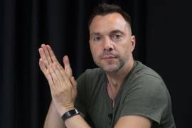 Как смотреть на собеседника, чтобы сбить с толку: советы Арестовича