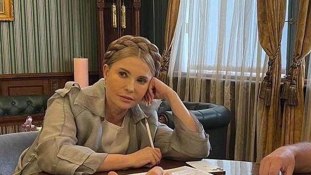 Тимошенко принесла до посольства жовті квіти Тимошенко принесла до посольства жовті квіти