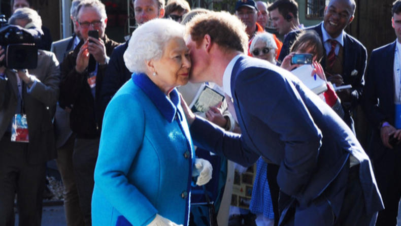 Принц Гарри трогательно попрощался с Королевой: Вас уже очень не хватает