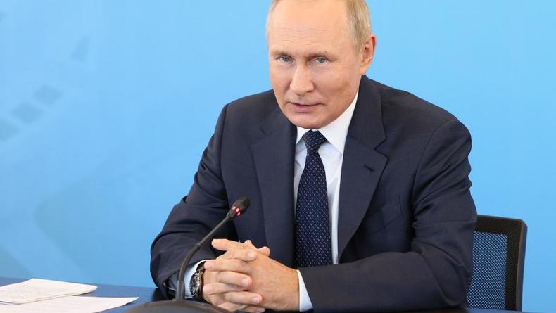 "То ли президент - идиот, что в сказки верит, то ли "старец" ненастоящий": Путин неудачно встретился с шаманом на Валдае