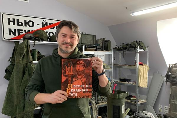 Сергей Притула приобрел и отправил Илону Маску учебник по истории Украины.