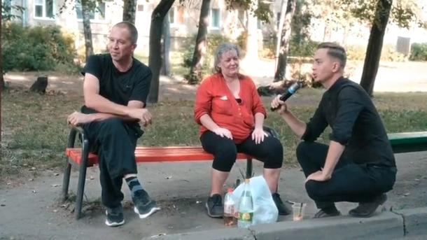 Мужчина слева в итоге не выдержал "провокационного" признания журналиста 