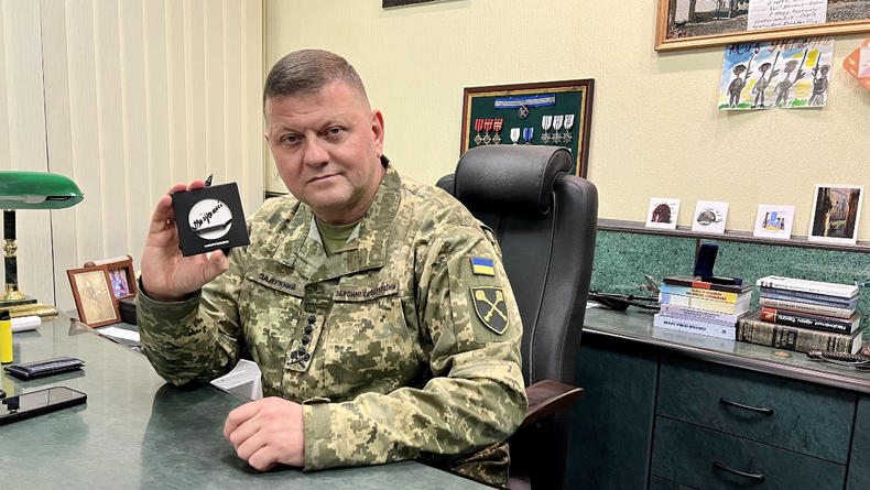Ко Дню защитника: В Украине выпустили 1000 браслетов из последнего металла Азовстали с надписью "ВІРЮ ЗСУ"
