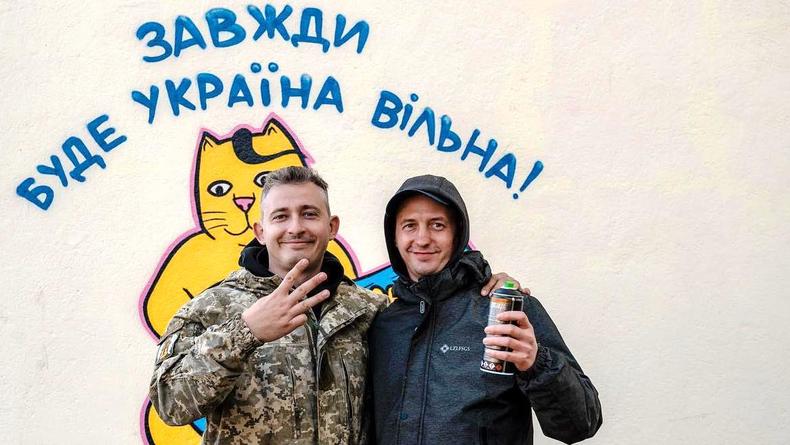 Сєрга знявся на тлі патріотичних графіті на деокупованій Харківщині