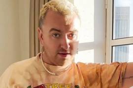 Сэм Смит в шубе и грязных кроссовках показал на мотоцикле живот