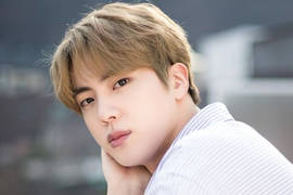 Участник BTS побрил голову и пошел служить в армию