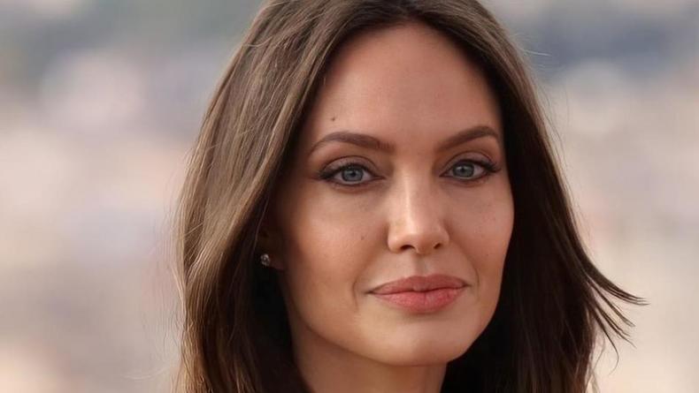 "Пора работать по-другому": Джоли больше не посол Доброй воли ООН
