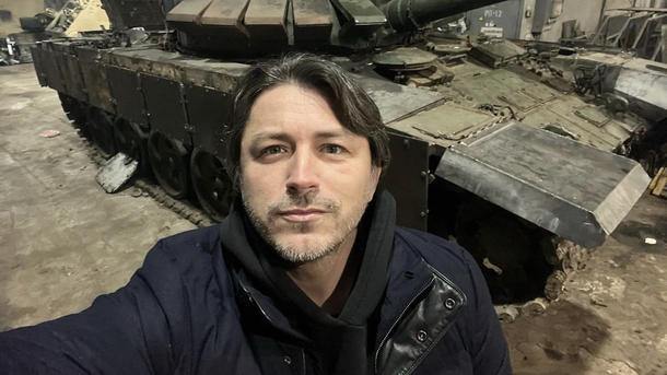 Сергей Притула на фоне трофейной техники. Сергей Притула на фоне трофейной техники.