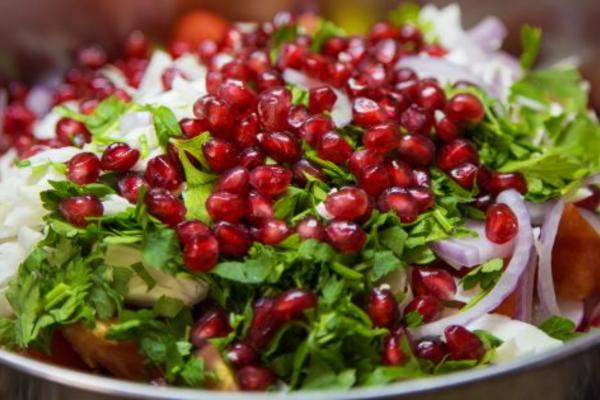 Салат с гранатом и помидорами