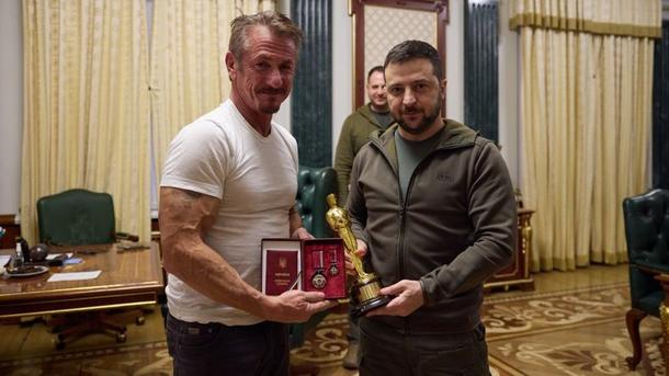 Шон Пенн выступит с речью от имени Зеленского на вручении «Золотого глобуса-2023» Фото: president.gov.ua Шон Пенн выступит с речью от имени Зеленского на вручении «Золотого глобуса-2023» Фото: president.gov.ua