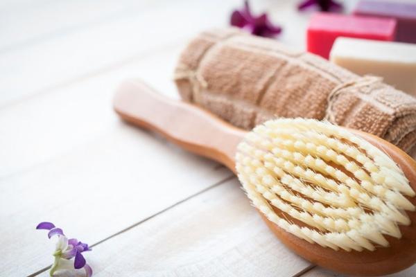 Для чего нужен массаж сухой щеткой