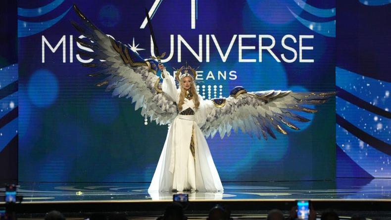 «Мисс Украина-Вселенная» Виктория Апанасенко продала крылья из своего национального костюма