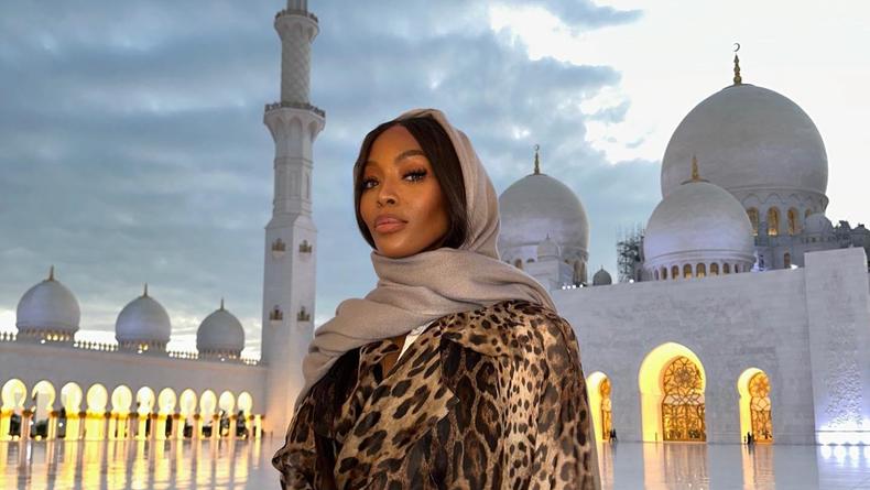 Наоми Кэмпбелл сводила дочь в мечеть в леопарде – фото