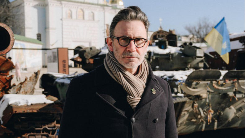 Режиссер и амбассадор United24 Мишель Хазанавичус прогулялся по Киеву: Этот город невозможно захватить