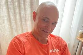 Влади показался в шортах с маленькой дочерью на руках