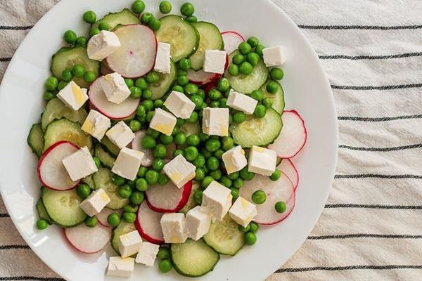 Салат с зелёным горошком, редисом, фетой и зеленью