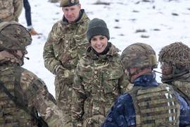 Кейт Миддлтон в камуфляже встретилась с ирландскими военными, которые помогают ВСУ с разминированием