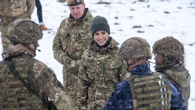 Кейт Міддлтон у камуфляжі зустрілася з ірландськими військовими, які допомагають ЗСУ з розмінуванням