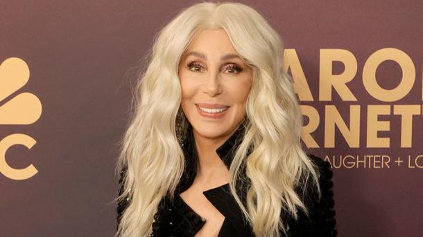 76-летняя Шер впервые вышла на красную дорожку с 37-летним бойфрендом 76-летняя Шер впервые вышла на красную дорожку с 37-летним бойфрендом