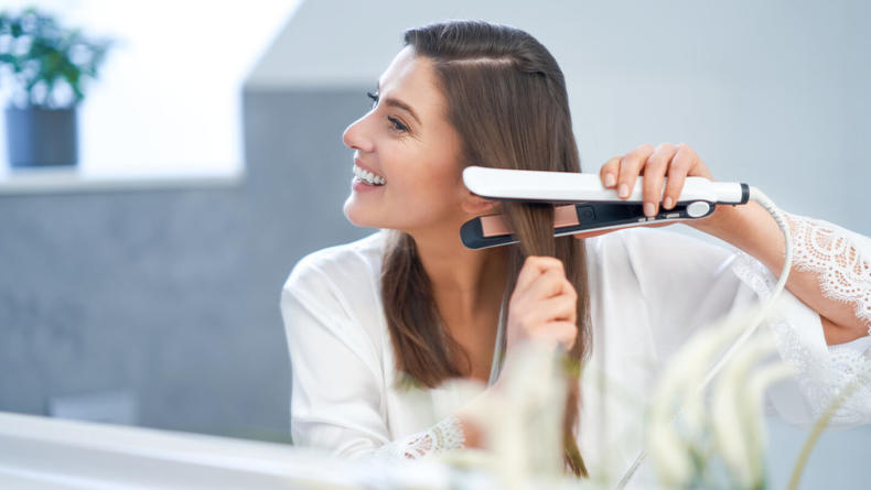 Как выровнять волосы утюжком, чтобы не навредить им: эффективные советы и лайфхаки