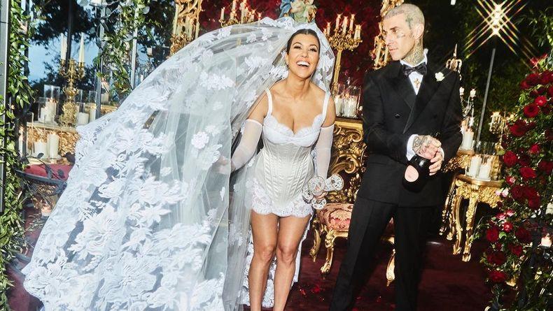 Кортни Кардашьян призналась, почему надела мини-платье на свадьбу с Трэвисом Баркером