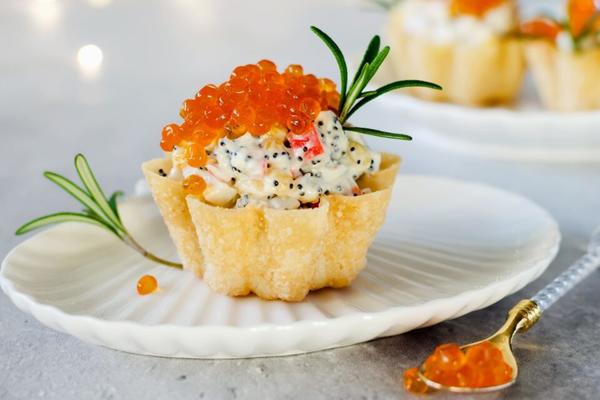 Тарталетки с крабовыми палочками, кукурузой и икрой Тарталетки с крабовыми палочками, кукурузой и икрой