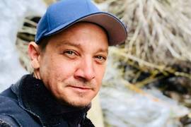 Звезда «Мстителей» Джереми Реннер впервые встал на ноги после жуткой аварии с ратраком — видео