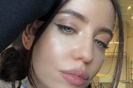 Дорофеева сверкнула плоским животом и низом груди в чувственном фотосете