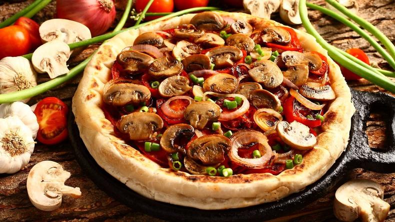 Не уступает обычной: рецепт постной пиццы с грибами, луком и пряностями